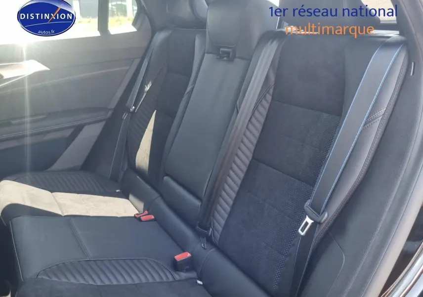 Vue latérale droite de la banquette arrière noire étoile avec ceintures et appuie-têtes du Renault Rafale 2025 hybride.