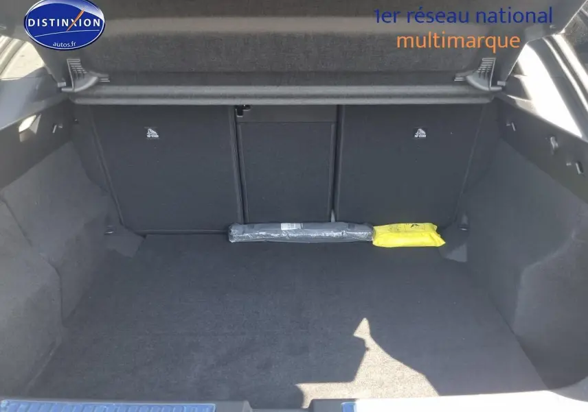 Coffre spacieux ouvert de la Renault Rafale noir étoile, montrant la banquette arrière et un rangement plat.