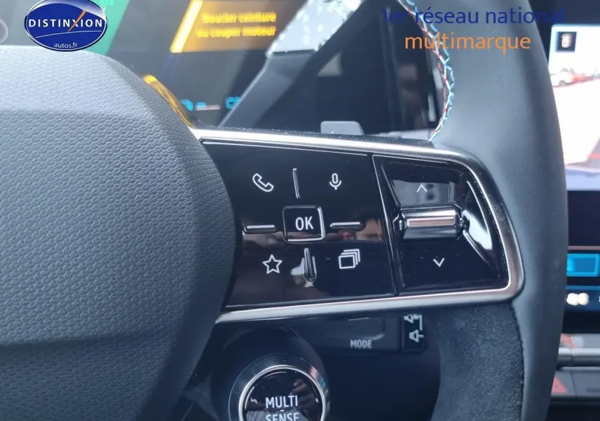 Gros plan sur les commandes multifonctions du volant noir de la Renault Rafale 1.2 e-tech full hybrid 2025.