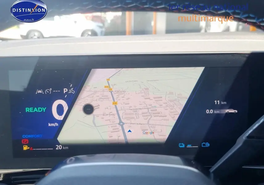 Tableau de bord numérique du Renault Rafale noir étoile 2025 affichant navigation GPS et informations de conduite.