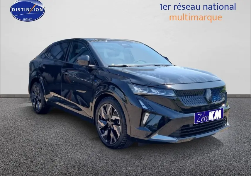 Renault Rafale noir étoile en 3/4 avant droit, mettant en valeur ses phares LED et jantes alu distinctives.