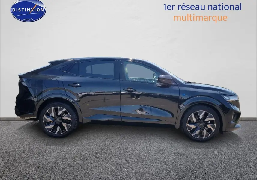 Profil droit du Renault Rafale noir étoile 2025, SUV hybride avec jantes alu et vitres surteintées.