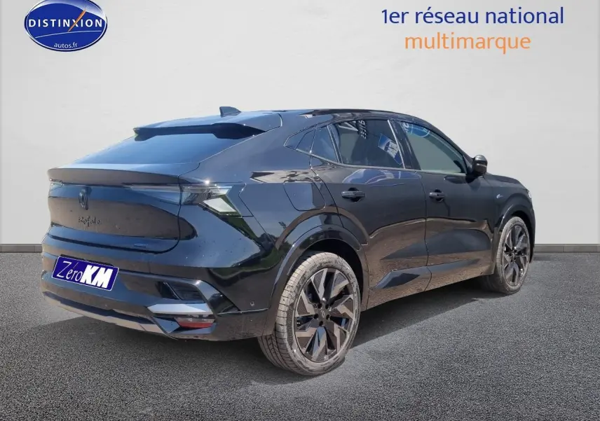 Vue 3/4 arrière droite du Renault Rafale noir étoile avec jantes alu et feux arrière LED intégrés au hayon.