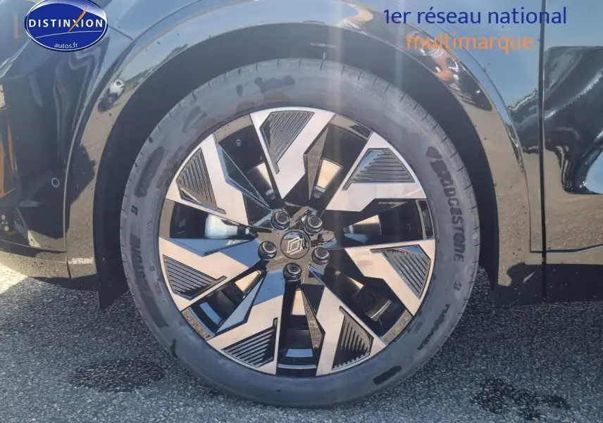 Gros plan sur la jante alu noire et argentée du côté gauche d'un Renault Rafale noir étoile 2025 hybride.