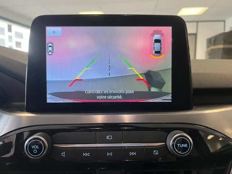 Écran tactile central affichant la caméra de recul du Ford Kuga 2022 avec guidage coloré et alertes de proximité
