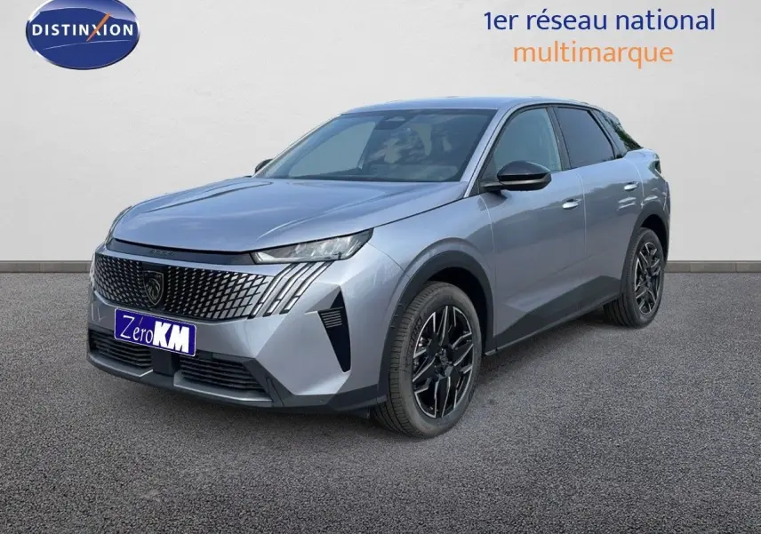 Peugeot 3008 Hybrid gris Artense métal en 3/4 avant droit avec calandre distinctive et jantes noires biton.