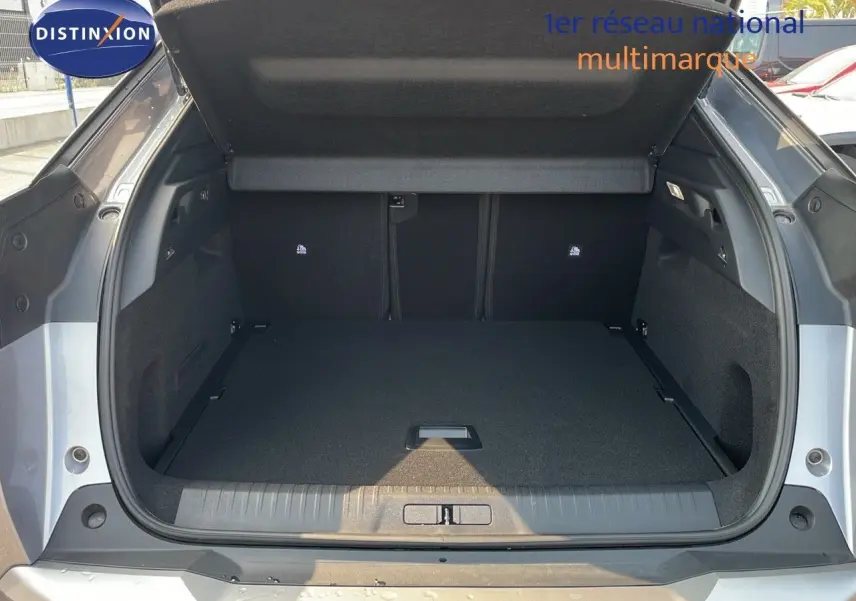 Coffre ouvert d'un Peugeot 3008 Hybrid gris Artense métal, vue arrière montrant l'espace de chargement vide.