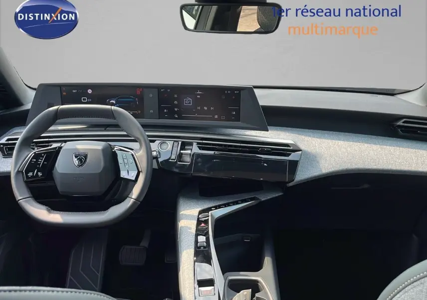 Intérieur moderne du Peugeot 3008 Hybrid 2025, tableau de bord et volant compact avec finitions gris clair et noir.