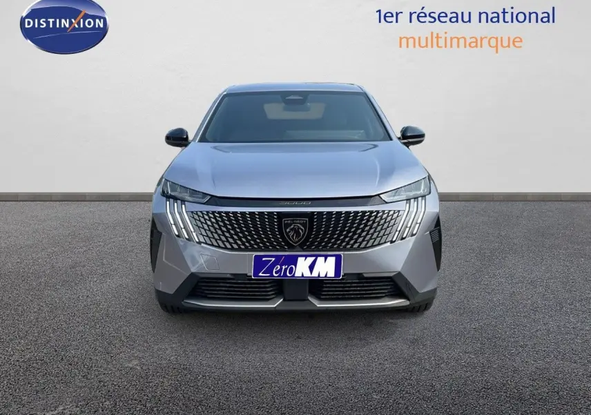Vue frontale d'un Peugeot 3008 Hybrid gris Artense métal avec calandre distinctive et feux LED verticaux allumés.