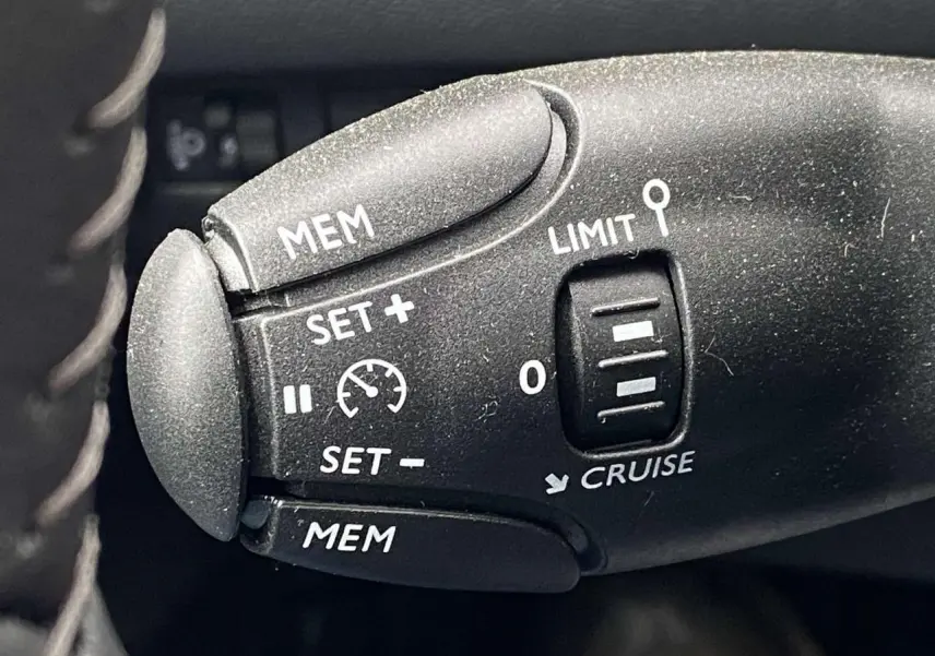 Gros plan sur la commande de régulateur de vitesse de la Peugeot 208 2023, finition Allure.