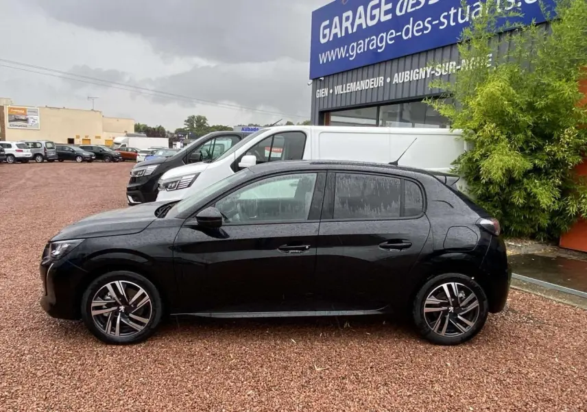 Profil côté gauche de la Peugeot 208 noire métallisée 2023 avec jantes alliage diamantées et vitres teintées.