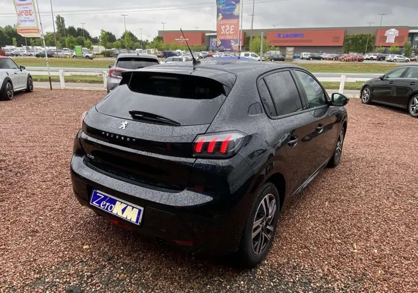 Vue 3/4 arrière droite d'une Peugeot 208 Allure 2023 noir métallisé avec feux arrière à LED et jantes alliage bi-tons.