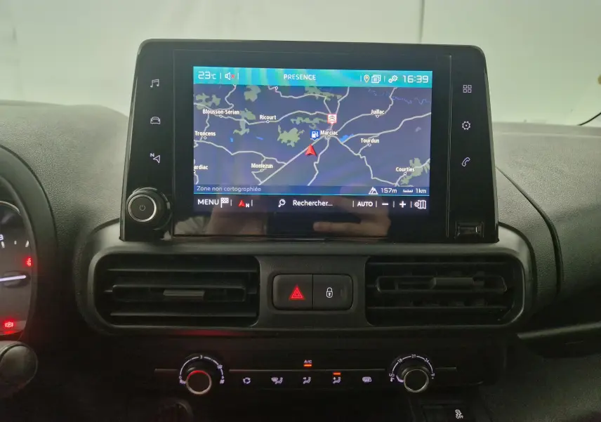 Écran tactile central avec navigation GPS affichée sur le tableau de bord du Citroën Berlingo blanc de 2019.