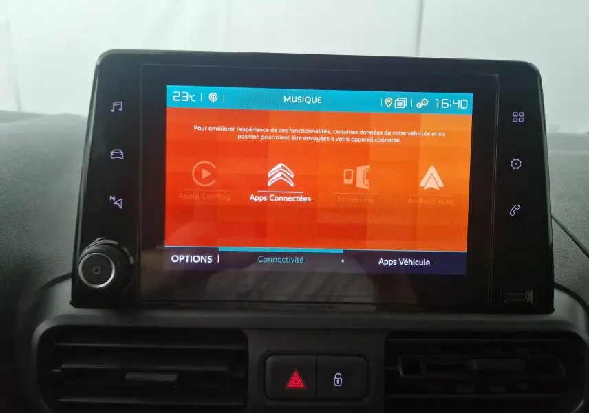 Écran tactile central du tableau de bord du Citroën Berlingo blanc, affichant les options de connectivité et applications.