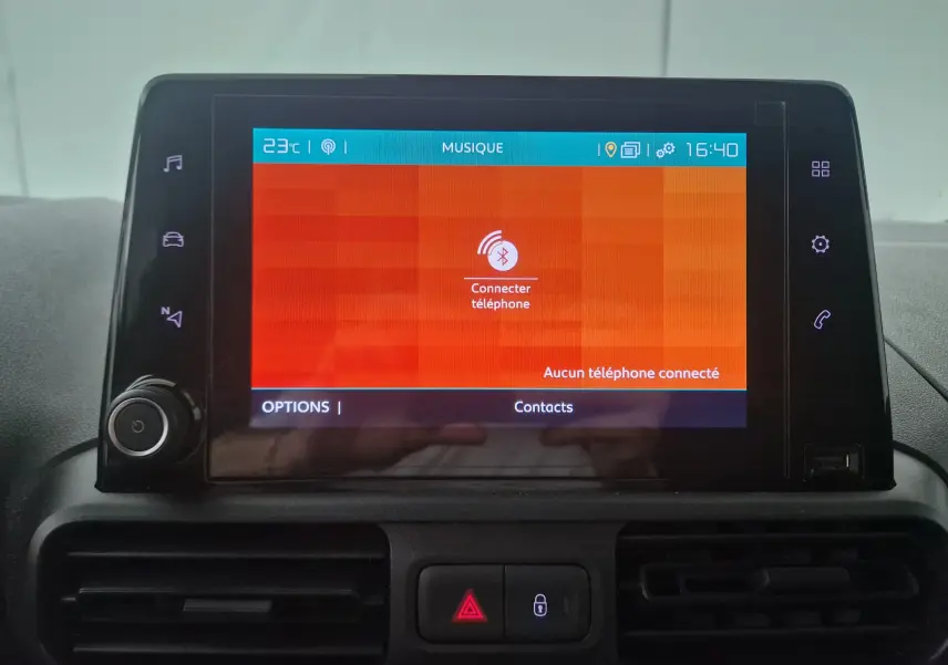 Écran tactile central du tableau de bord du Citroën Berlingo 2019 affichant la connexion Bluetooth inactive.
