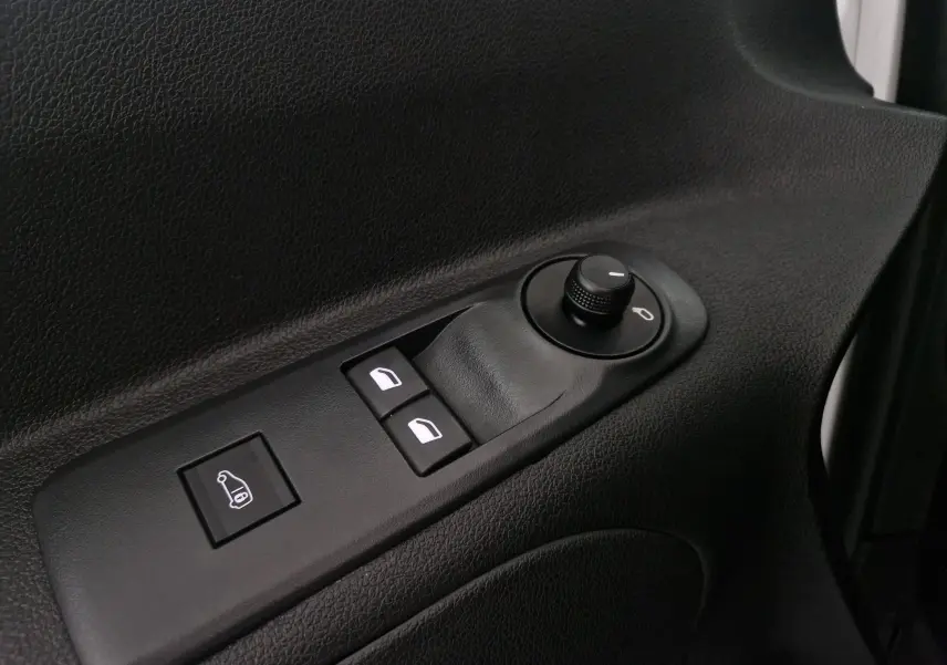 Vue rapprochée des commandes de lève-vitres et réglage des rétroviseurs côté conducteur du Citroën Berlingo blanc 2019.