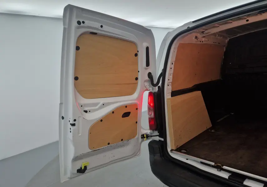 Vue arrière ouverte du Citroën Berlingo blanc 2019 montrant l'intérieur utilitaire avec panneaux en bois.