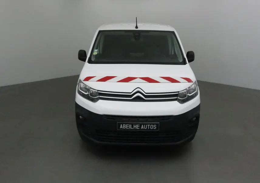 Vue frontale d'un Citroën Berlingo blanc de 2019 avec bandes rouges diagonales sur le capot et pare-chocs noir.
