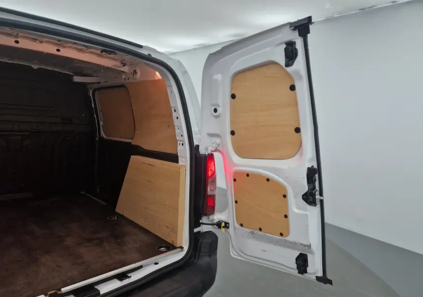 Vue arrière droite du Citroën Berlingo blanc 2019 avec portes ouvertes montrant l'intérieur bois du coffre.