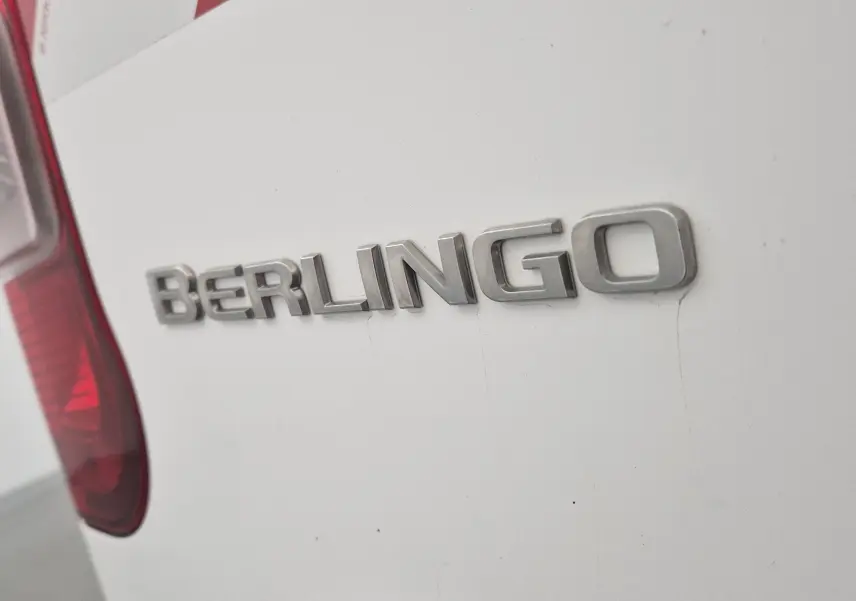 Gros plan sur l'arrière gauche blanc du Citroën Berlingo 2019 avec le logo BERLINGO en relief métallique.