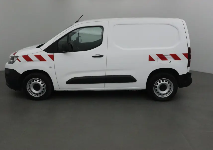 Vue de profil côté gauche d'un utilitaire Citroën Berlingo blanc avec bandes rouges diagonales sur la carrosserie.