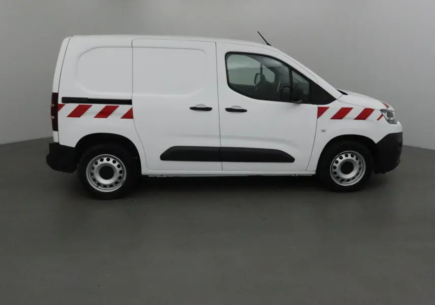 Profil côté gauche d'un utilitaire blanc Citroën Berlingo 2019 avec bandes rouges diagonales sur la carrosserie.