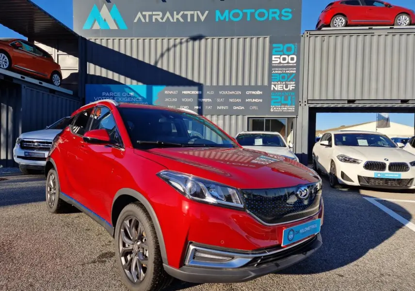 Vue 3/4 avant du SUV électrique SERES 3 Luxury en rouge carmin, avec calandre noire et jantes foncées.