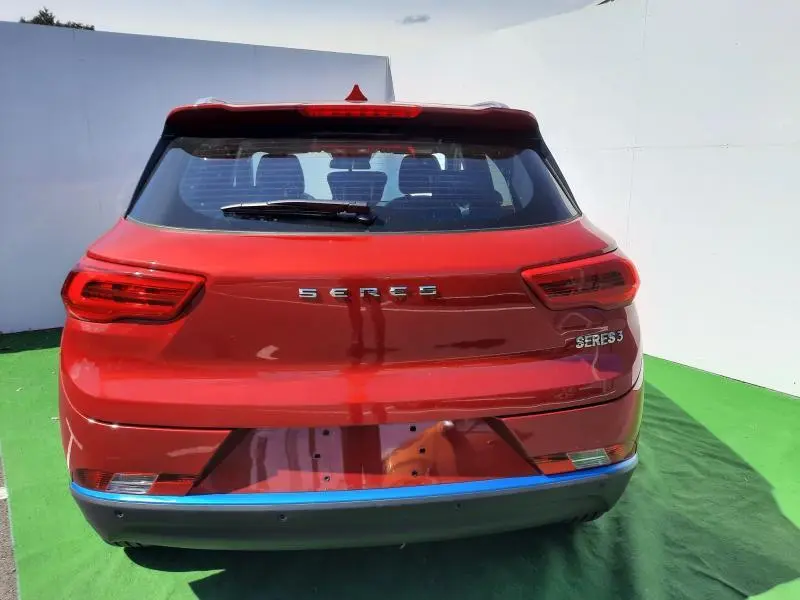 Vue arrière d'un SUV électrique SERES 3 rouge carmin avec logo et feux arrière LED distinctifs.