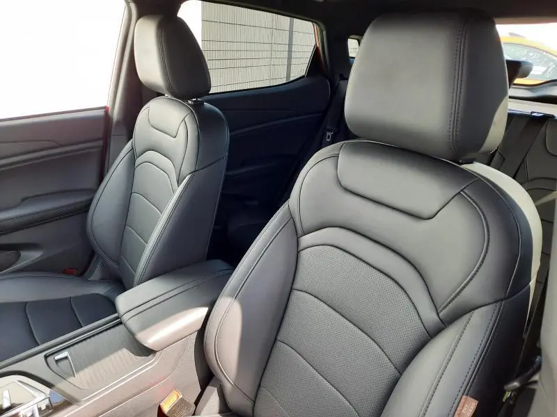 Gros plan sur les sièges avant en similicuir noir de la SERES 3 Luxury rouge carmin, intérieur moderne et soigné.