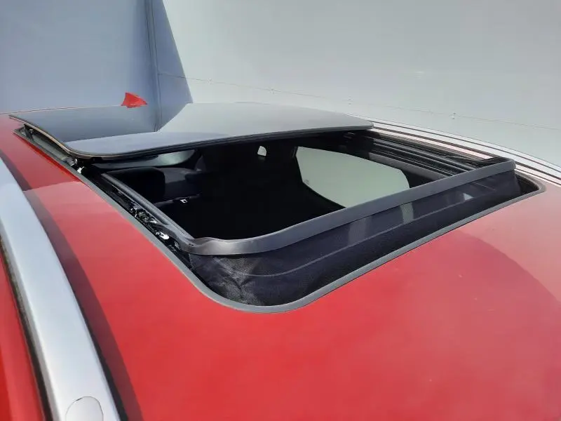 Toit panoramique ouvert vu en plongée sur le dessus d'une SERES 3 rouge carmin électrique 2023.