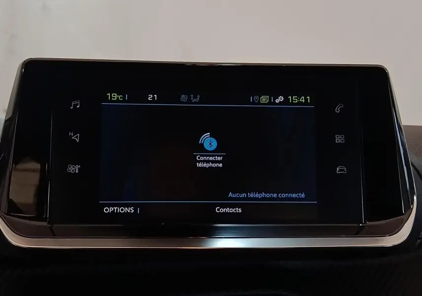 Écran tactile central noir de la Peugeot 208 électrique Active Business, affichant la connexion Bluetooth téléphone.