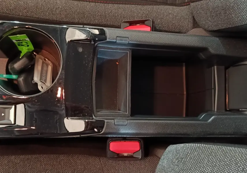 Vue plongeante sur la console centrale noire et les sièges gris foncé de la Peugeot 208 Electrique Active Business.