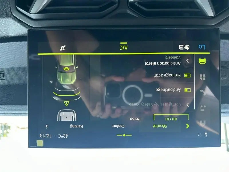 Écran tactile intérieur du Dacia Duster 2025 montrant les réglages de sécurité et assistance à la conduite.