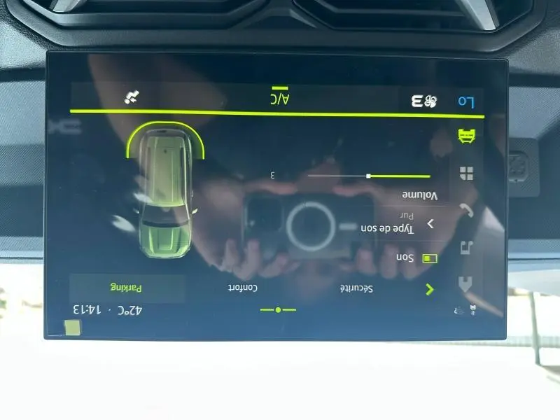 Écran tactile intérieur du Dacia Duster 2025 montrant l'interface de réglage audio et climatisation.