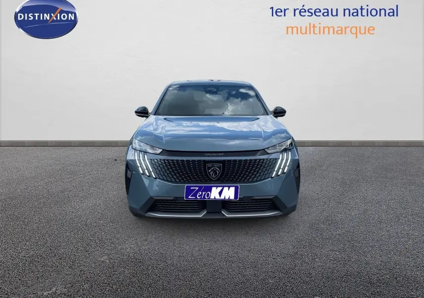 Vue frontale d'un Peugeot 3008 Hybrid bleu Ingaro Metal avec calandre noire et feux LED distinctifs allumés.
