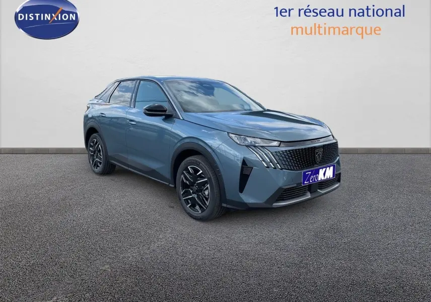 Peugeot 3008 Hybrid 136ch en bleu Ingaro métal, vue 3/4 avant avec jantes noires et calandre distinctive.