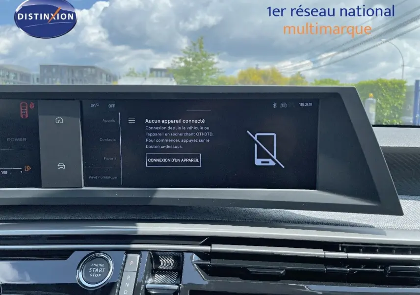 Vue rapprochée de l'écran tactile et du tableau de bord du Peugeot 3008 Hybrid 2025, intérieur moderne et épuré.