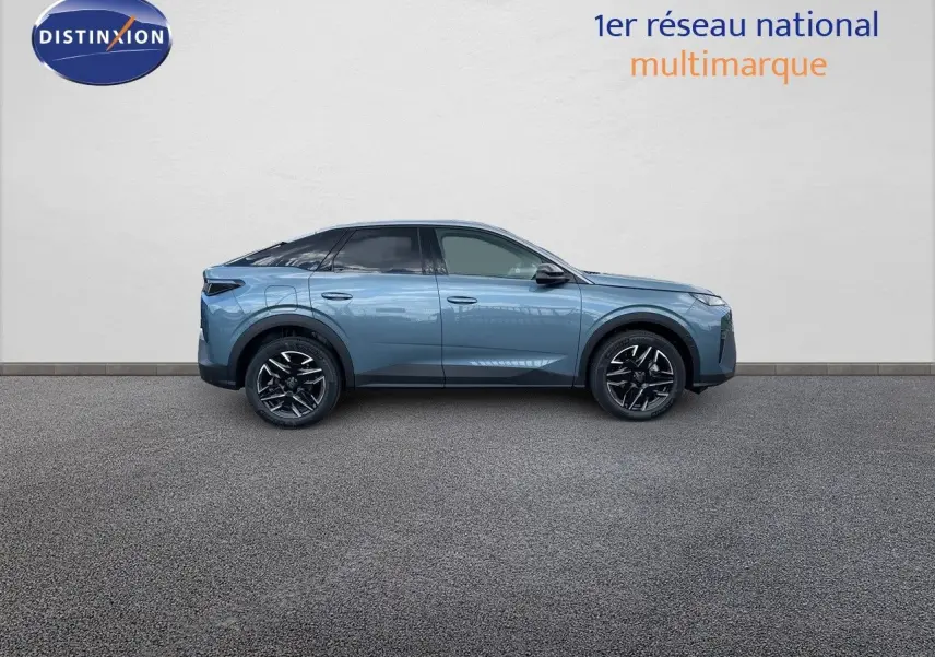 Profil côté droit du Peugeot 3008 Hybrid 136ch Allure en bleu Ingaro Metal avec jantes noires bicolores.