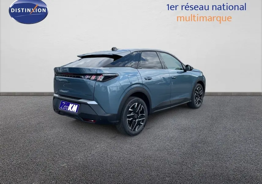 Vue 3/4 arrière droite d'un Peugeot 3008 Hybrid bleu Ingaro métallisé avec jantes noires bicolores.