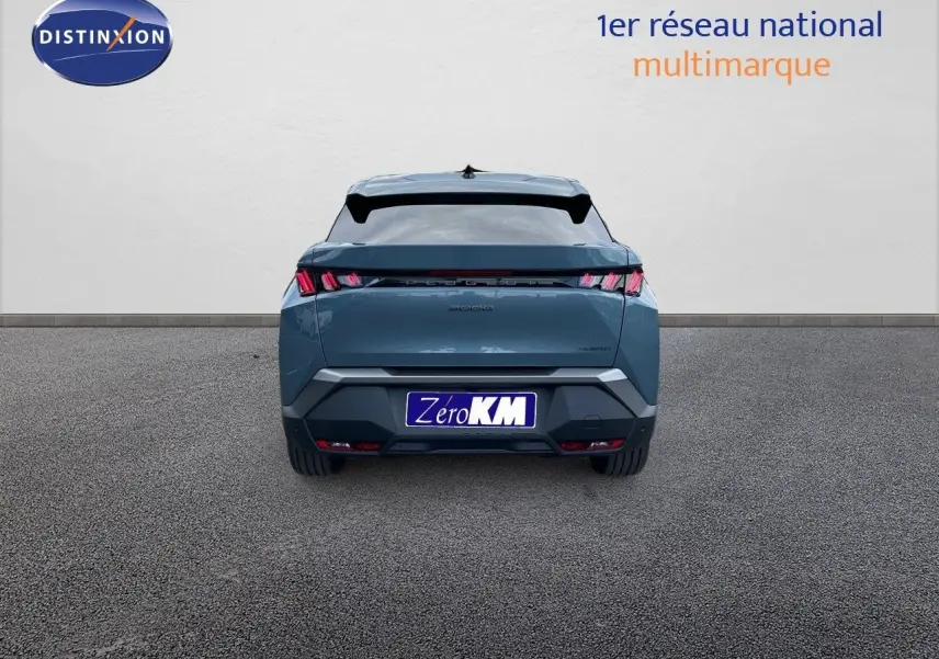 Vue arrière du Peugeot 3008 Hybrid 136ch Allure en bleu Ingaro Metal avec feux LED distinctifs allumés.