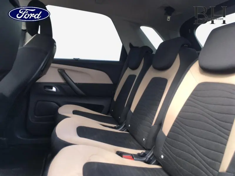 Vue intérieure sur les trois sièges individuels arrière bicolores beige et noir du Citroën C4 Picasso Gris Shark.