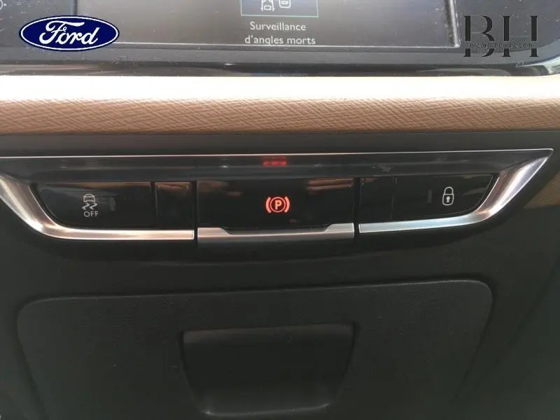 Gros plan sur les commandes du frein à main électrique et verrouillage central du tableau de bord gris Shark du Citroën C4 Picasso 2016.