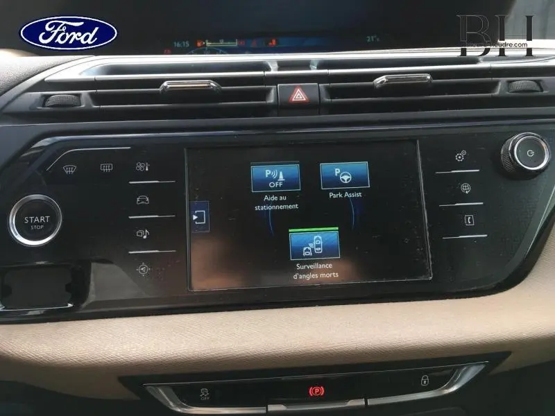 Écran tactile central du tableau de bord de la Citroën C4 Picasso gris Shark, affichant aides à la conduite.