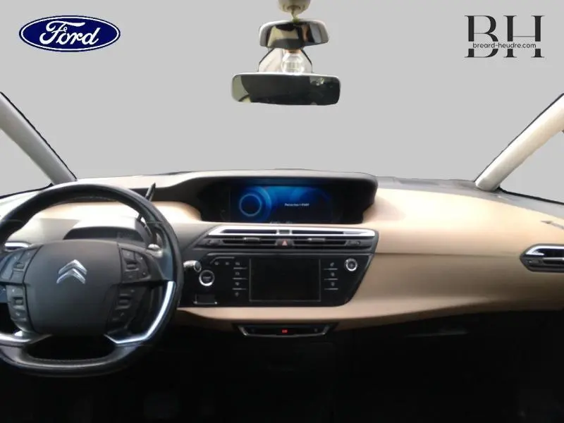 Tableau de bord beige et noir de Citroën C4 Picasso 2016 avec écran tactile et volant multifonction visible de face
