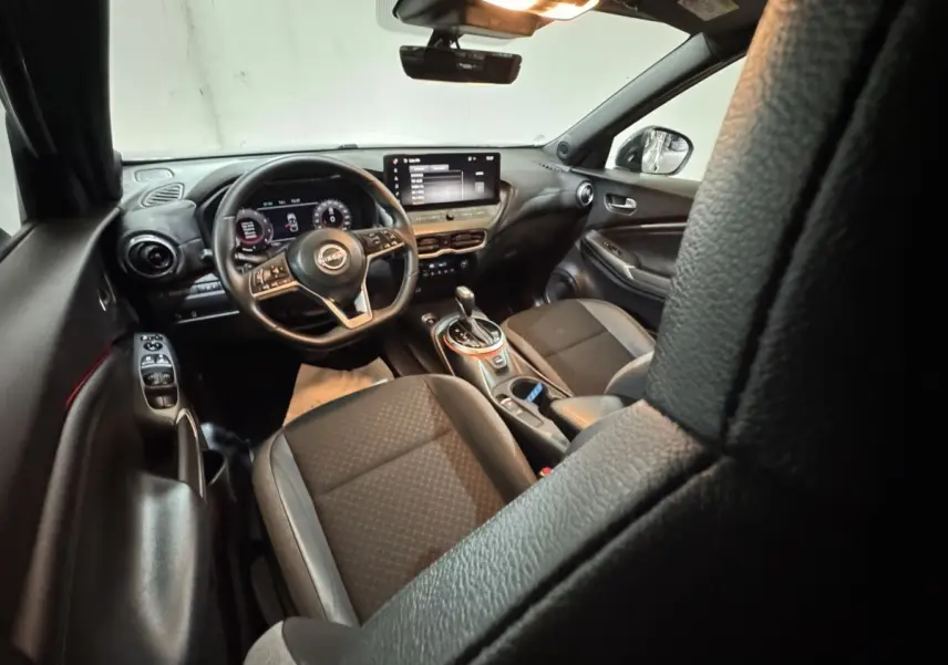 Vue intérieure avant droite du Nissan Juke DIG-T 114 DCT N-Connecta 2025 avec tableau de bord numérique et écran tactile.