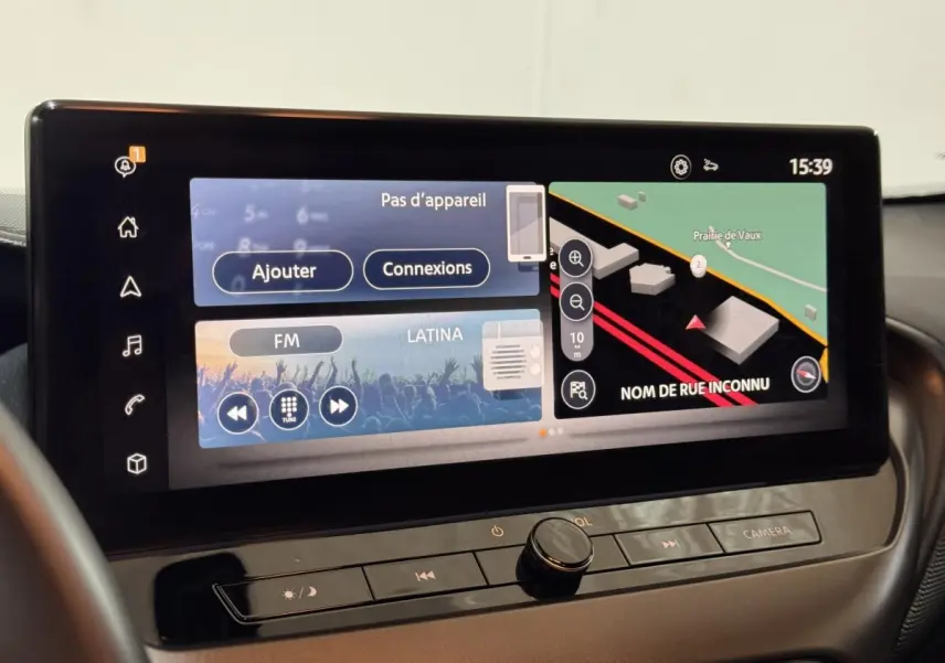 Écran tactile central 12,3 pouces du Nissan Juke gris clair 2025 affichant navigation 3D et options multimédia.