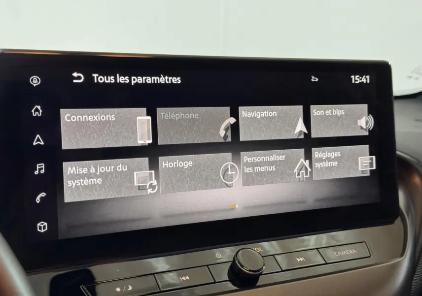 Gros plan sur l’écran tactile central du Nissan Juke gris clair 2025, affichant le menu des paramètres.
