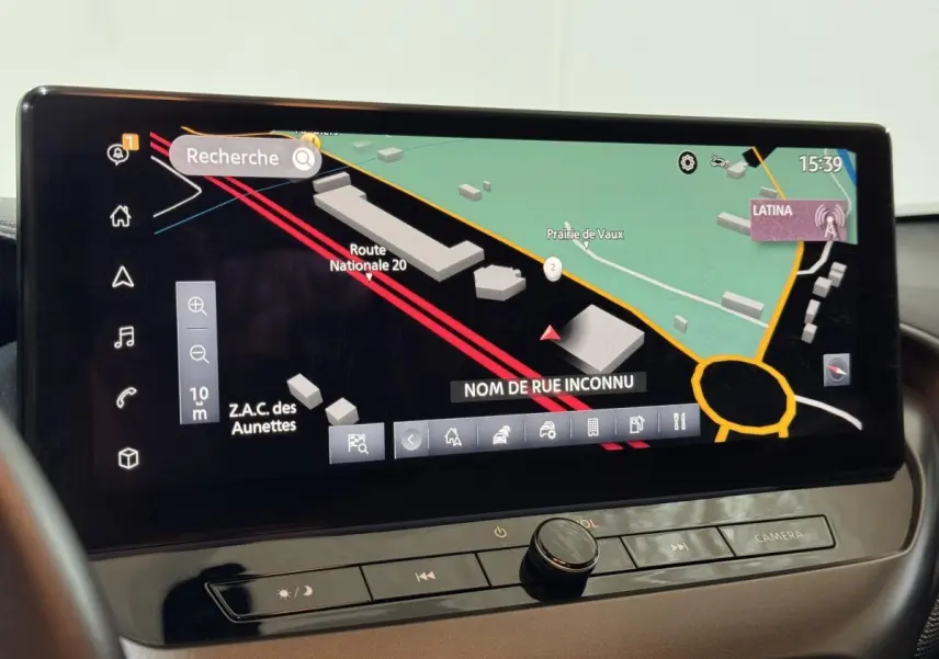 Écran tactile central affichant la navigation 3D du Nissan Juke gris clair, vue intérieure rapprochée.