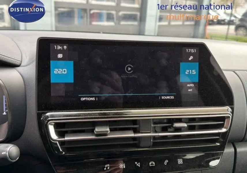 Vue intérieure du tableau de bord du Citroën C5 Aircross gris platinium, avec écran tactile et commandes de climatisation.