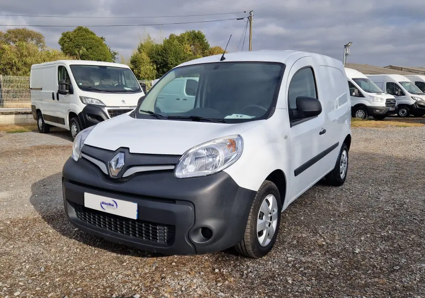 Vue avant d'un Renault Kangoo blanc 2021 avec pare-chocs noir mat sur un parking extérieur.